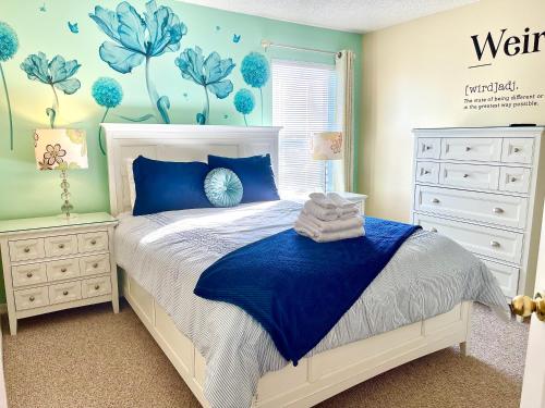 Disney Dream with Hot Tub, Pool, Xbox, Games Room, Lakeview, 10 min to Disney, Clubhouse photo 9