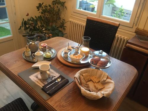 einen Holztisch mit Essen darüber in der Unterkunft Maison de centre-ville in Cognac