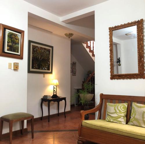 sala de estar con sofá y espejo en Alojamiento Familiar Custodia, en Tarapoto