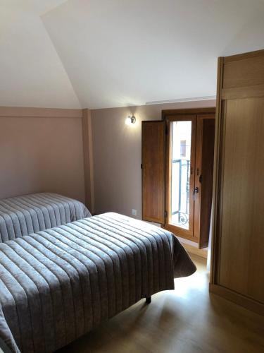 A bed or beds in a room at Apartamentos Turísticos ESCORRALADAS