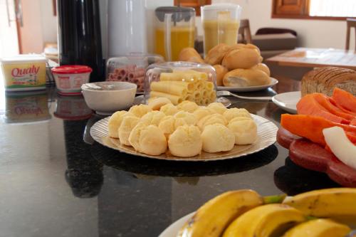 uma mesa com pratos de comida e frutas sobre ela em Pousada Brisas em Jiloca de Jericoacoara