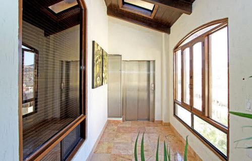 un corridoio di una casa con un grande specchio di Vista Hermosa Resort and Spa a Rosarito