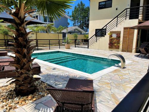 Πισίνα στο ή κοντά στο Casa Privativa com Piscina na Barra da Ferrugem/SC