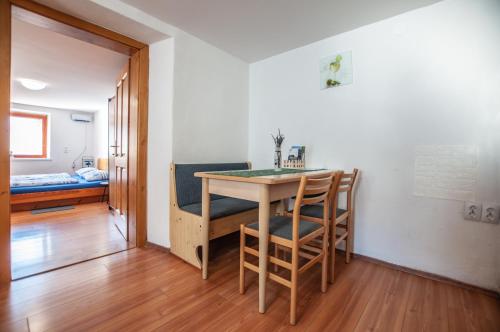 Hostel, Rooms and Apartment Ceklinにあるベッド