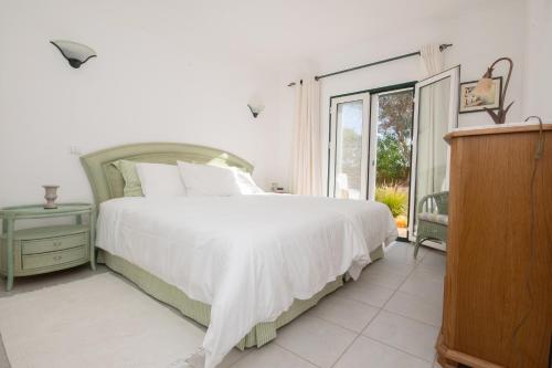 En eller flere senge i et værelse på Carvoeiro, 2BR Pestana Gramacho Golf Apartment