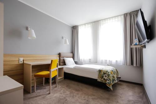Tempat tidur dalam kamar di Poznań West Hotel - Airport