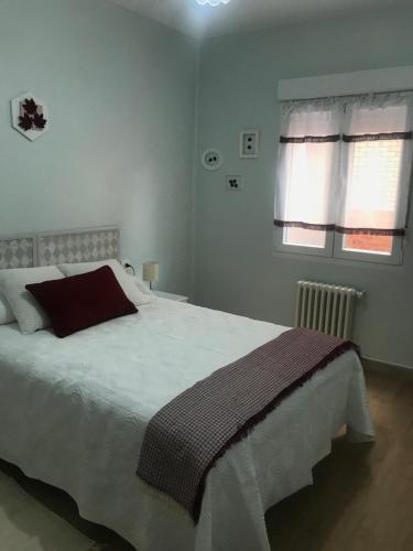 a bedroom with a large white bed in a room at El 0tro Cuartín in Ponferrada
