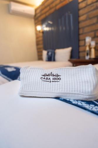 a white towel sitting on top of a bed at Casa 1800 Suchitoto Boutique in Suchitoto