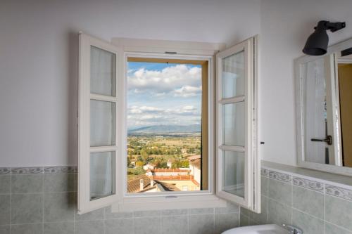 ventana de baño con vistas a la ciudad en In Collegiata, en Foiano della Chiana