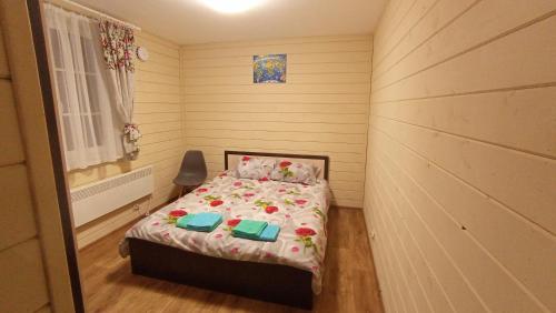 Tempat tidur dalam kamar di Гостевой дом ЧаеЧка