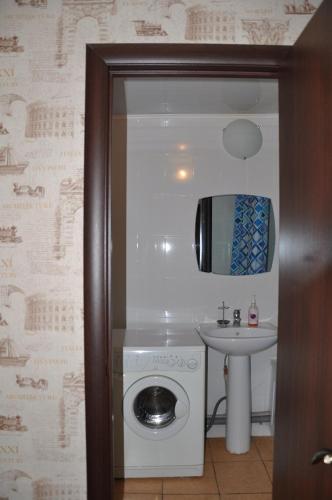 クラスノダールにあるApartaments-Krasnodarのバスルーム(洗濯機、シンク付)