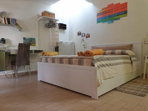 1 dormitorio con 1 cama en una habitación con cocina en B&B Annalu' en Guspini