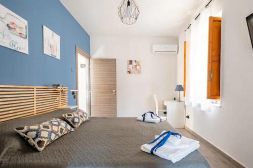 ein Schlafzimmer mit 2 Betten und einer blauen Wand in der Unterkunft B&B Home Visit in Agrigento