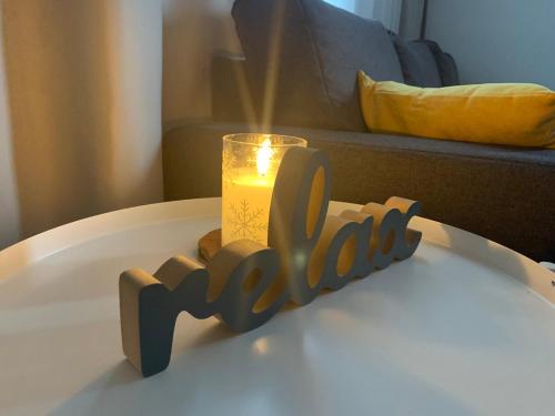 a candle with the word mom on a table at Studio apartman OLAF in Jahorina