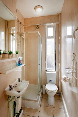a bathroom with a toilet and a shower and a sink at Contractors and Pets Welcome, Only 2 miles from M57, M58, Whole House Rental Sleeps 4 to 9, Short Walk to Orrell Station in Liverpool