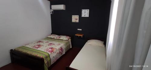 Habitación pequeña con cama pequeña y colchón pequeño en Iguazú Alojamiento "La casa" en Puerto Iguazú