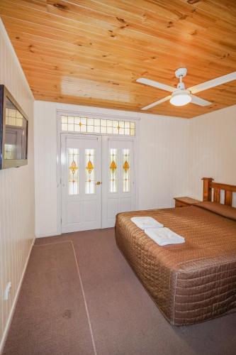 Ένα ή περισσότερα κρεβάτια σε δωμάτιο στο Black Gold Motel