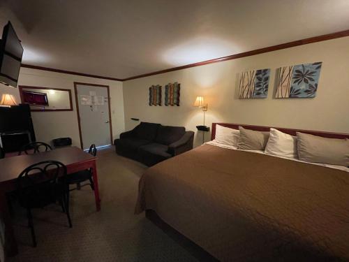 Säng eller sängar i ett rum på Highland Court Motel