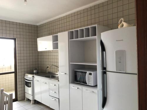 Una cocina o zona de cocina en apartamento bombinhas