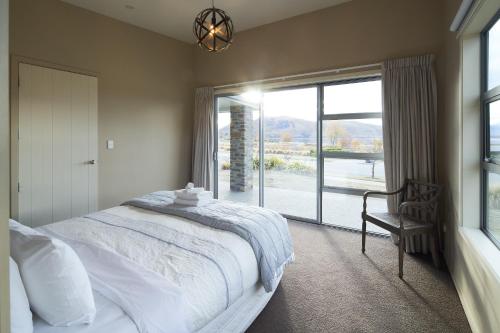 A bed or beds in a room at Lake Watch - Lake Tekapo