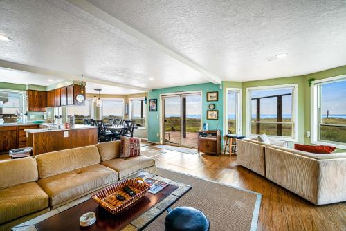 a living room with a couch and a table at Seabird Lodge in Rockaway Beach