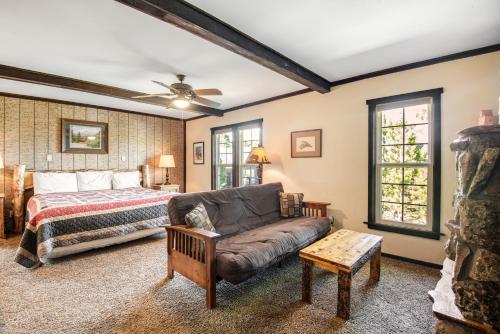 una camera da letto con un letto e un divano di Lodge Haus - Permit #6063 a Estes Park