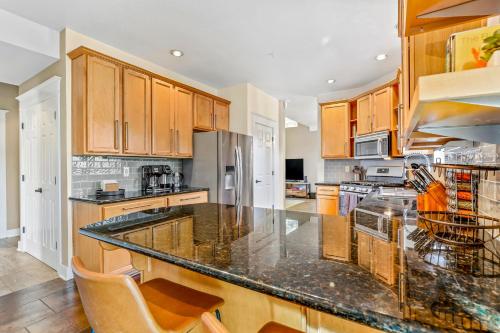 Una cocina o cocineta en Whispering Pines