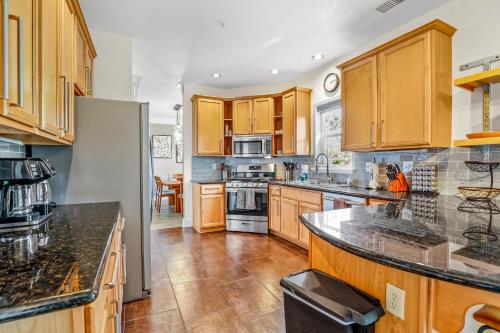 Una cocina o cocineta en Whispering Pines