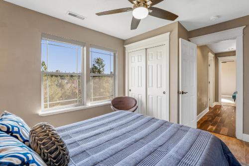 Una cama o camas en una habitación de Whispering Pines