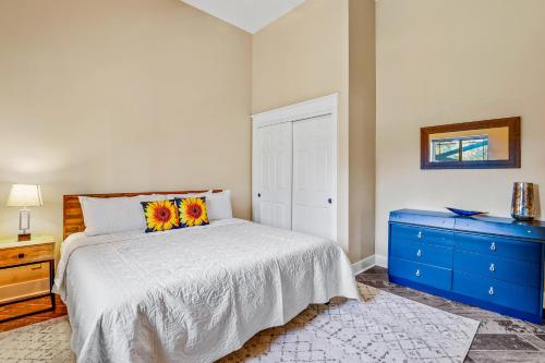 Una cama o camas en una habitación de Whispering Pines