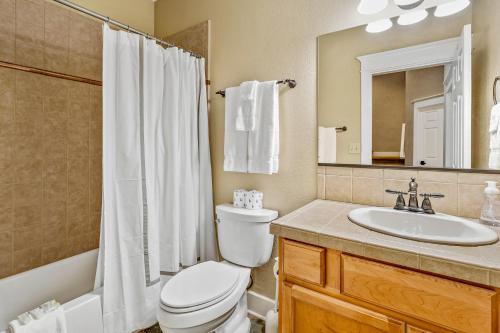 Un baño de Whispering Pines