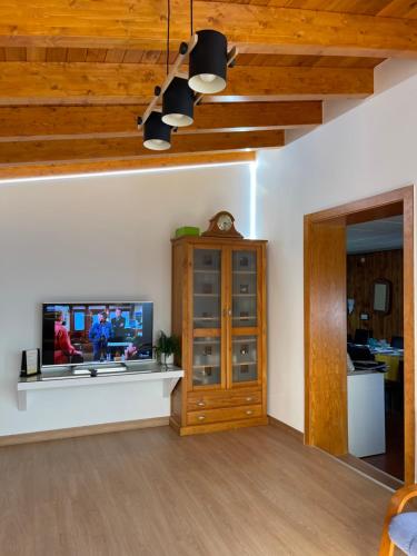 salon z telewizorem i drewnianym sufitem w obiekcie Villa Entre Encinas w mieście Moralina