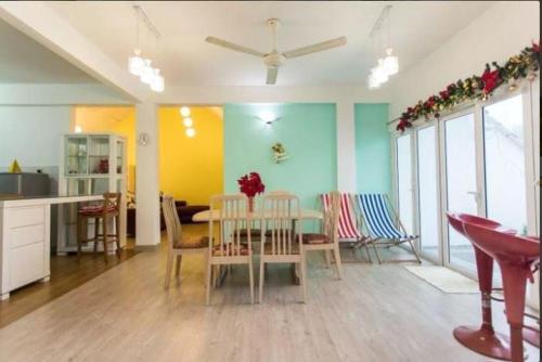 eine Küche und ein Wohnzimmer mit Tisch und Stühlen in der Unterkunft Selesa Hillhomes Cosy House in Bentong