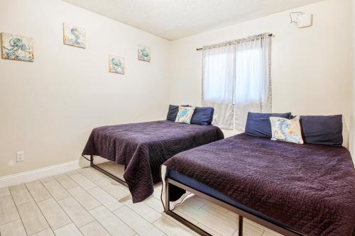 een slaapkamer met 2 bedden en een raam bij Eagle Haven - H1 in Myrtle Beach