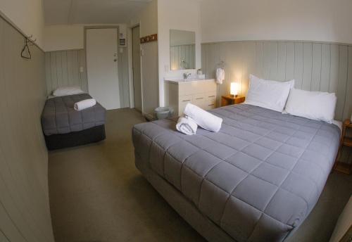 1 dormitorio con 1 cama grande y 2 almohadas blancas en Kings Ohakune en Ohakune