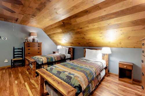 A bed or beds in a room at Sunday River Ski House