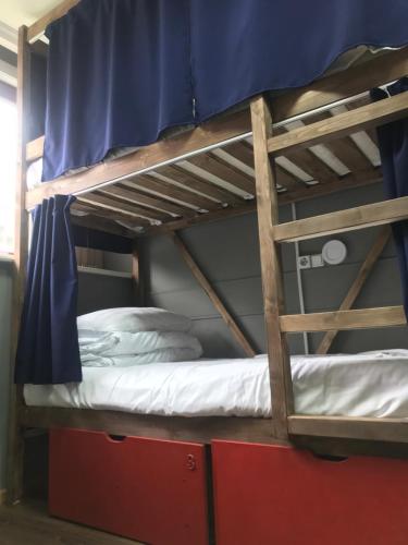 Двухъярусная кровать или двухъярусные кровати в номере LV.HOSTEL