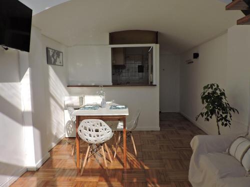 a small living room with a table and chairs at Soleado MDP in Mar del Plata