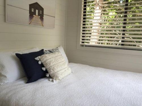 מיטה או מיטות בחדר ב-Maclean River Front Tiny House - Clarence Valley Tiny Homes