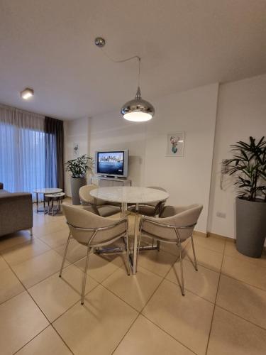 uma sala de jantar com mesa e cadeiras em Nueva Córdoba - Premium em Córdoba