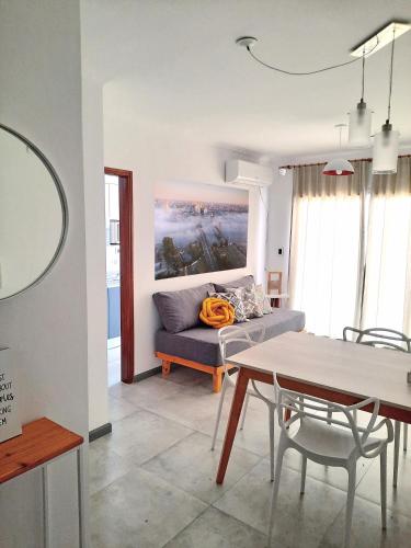 a living room with a couch and a table at Departamento céntrico Crespo in Santa Fe