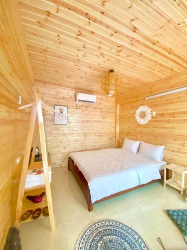 Postel nebo postele na pokoji v ubytování Khách sạn Anh Đào