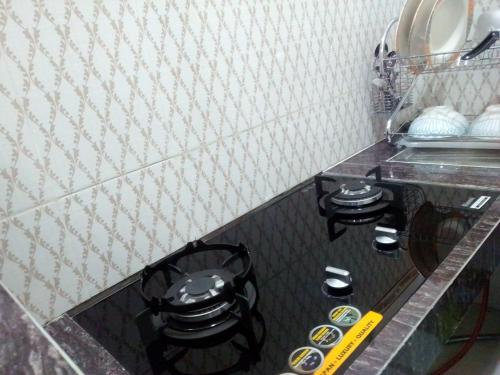 マゲランにあるSeluruh Rumah Karyakita Homestay Magelangのキッチン(コンロ付きキッチンカウンター付)