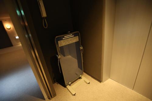 een deur in de hoek van een kamer bij Excel Inn Nagoya Atsuta in Nagoya