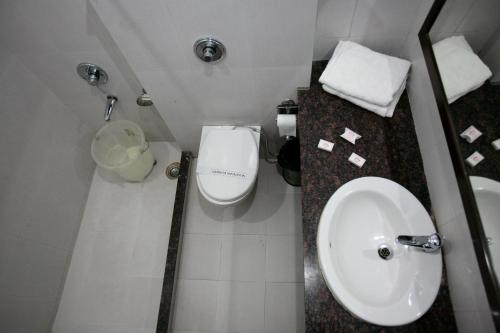 ห้องน้ำของ Sarovar Regency