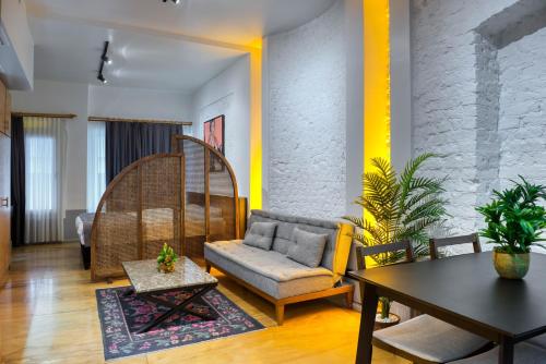 ein Wohnzimmer mit einem Sofa und einem Tisch in der Unterkunft Mayer Loft Suites in Istanbul