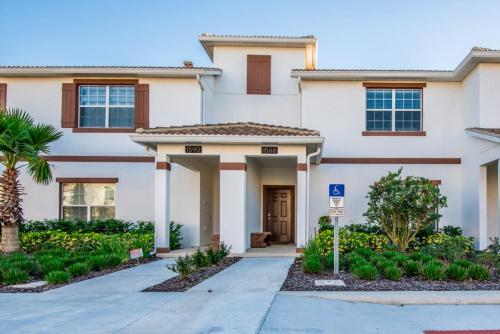 Gorgeous 4Bed 3Ba Champions Gate Pool Home 1588MVD, Davenport, United States