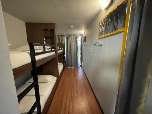 Una cama o camas en una habitación de 7 Inn Semporna