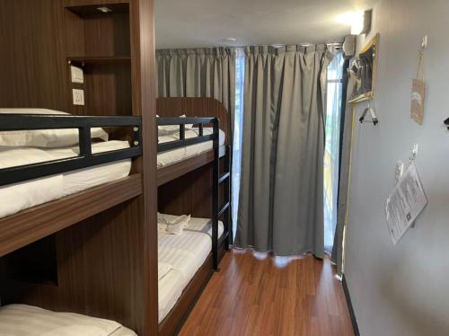 Una cama o camas en una habitación de 7 Inn Semporna