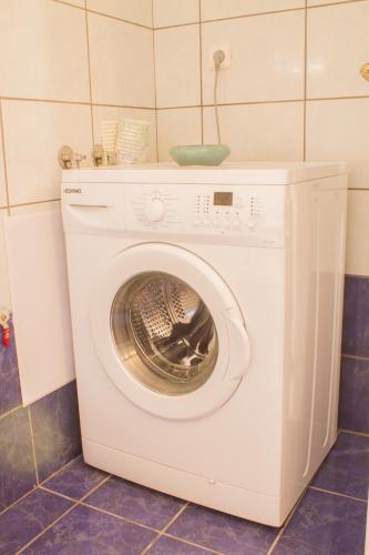 a washer and dryer in a small room at Zara'sHomeMeteora-The House Of The Rising Sun! in Kalabaka